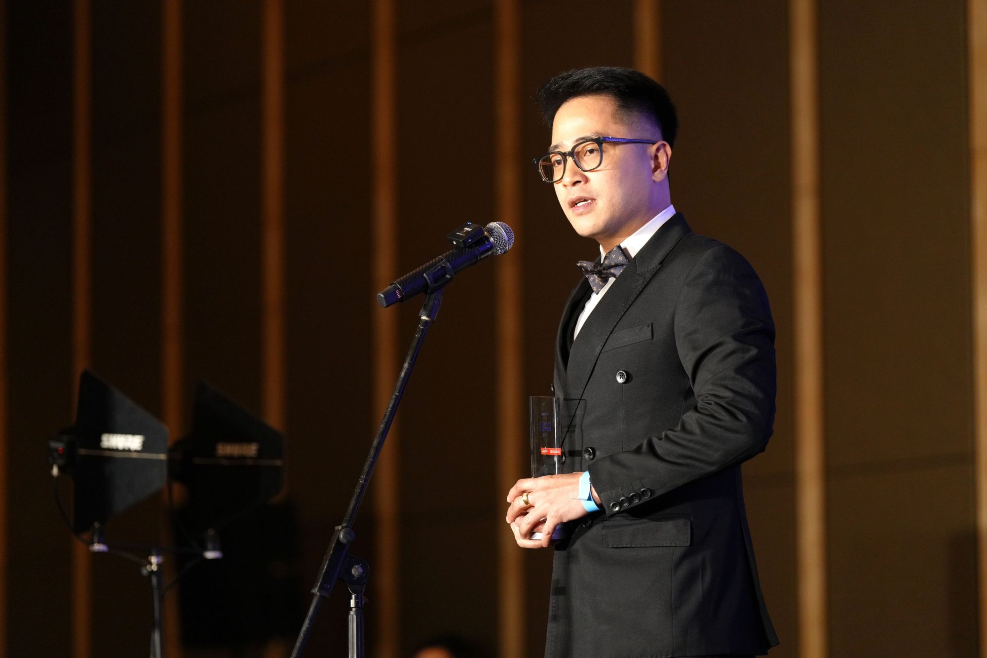Image of British Council Study UK Business & Innovation Award Winner Dr Khoa Le giving his winning speech