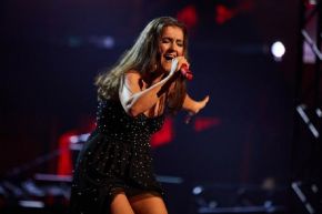 Brooke Scullion: Singer